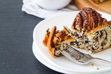 Ring roll with poppy