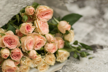 Obraz na płótnie Canvas Beautiful wedding bouquet of beige roses