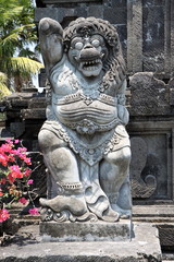 Fototapeta na wymiar Belinesische Tempelstatue