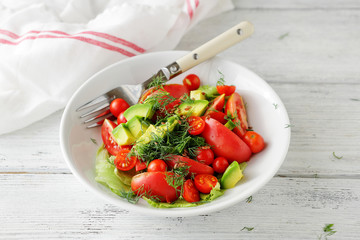 avocado salad with tomato and greens