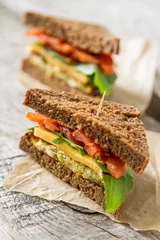 Rolgordijnen Vegan sandwich met salade en kaas © anaumenko
