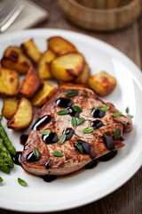 Fillet of beef with potatoes and asparagus