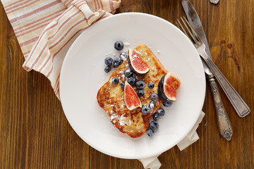 french toast with figs and blueberries