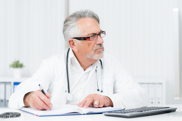 arzt schreibt krankenberichte
