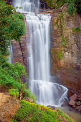 водопад в зеленом диком лесу