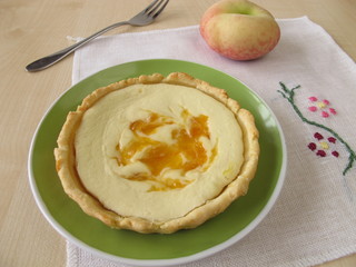 Quark-Pfirsich-Tarte auf einem Teller