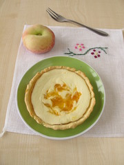 Quark-Pfirsich-Tarte auf einem Teller