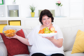 frau will mit gesunder ernährung abnehmen