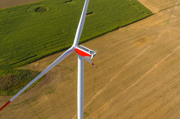 Nahaufnahme einer Windkraftanlage Draufsicht Luftbild