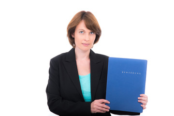 frau schaut ernst und zeigt bewerbungsmappe