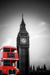Fototapeta na wymiar Big Ben in London mit rotem Bus