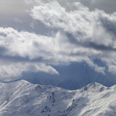 Obraz premium Evening mountains and sunlight cloudy sky