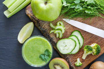 Green smoothie and ingredients