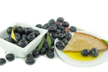 Pane con olio e olive nere