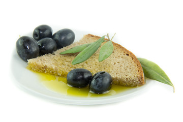 Olive nere e pane con olio