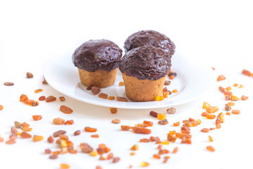 шоколадный банановый кекс маффин на белом блюдце