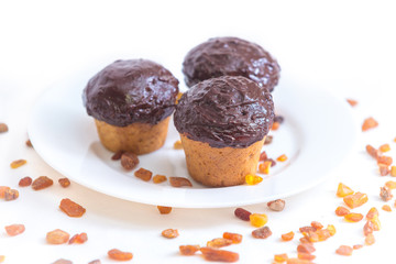 шоколадный банановый кекс маффин на белом блюдце