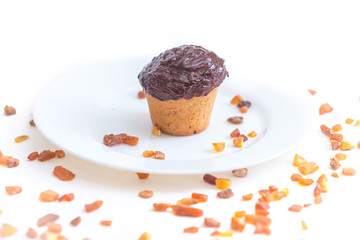 шоколадный банановый кекс маффин на белом блюдце
