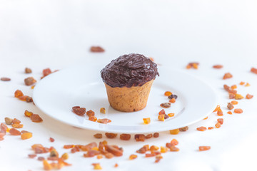 шоколадный банановый кекс маффин на белом блюдце