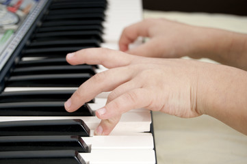 Fototapeta na wymiar piano chord child hand