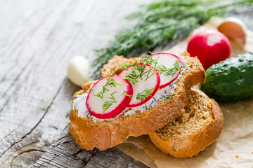 Radish and cucumber sandwich, ingredients