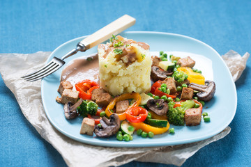 Tofu-Gemüsepfanne mit Kartoffelstampf, vegan 