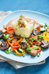 Tofu-Gemüsepfanne mit Kartoffelstampf, vegan 