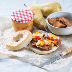 Sojasteak  und Birnenchutney in einem Bagel 