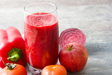 Red detox with beetroot, pepper,apple and tomato