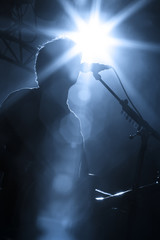 chanteur concert musique live guitariste contre jour spectacle l