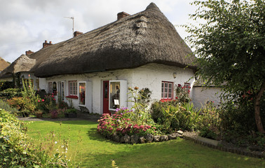 Houses with thatched roof of first half nineteenth century in Adare
