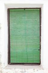 Puerta con persiana verde
