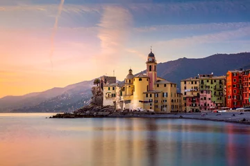 Fotobehang Liguria Mooie kleine mediterrane stad bij zonsopgang -