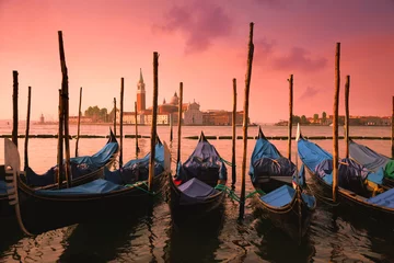 Foto op Plexiglas Venetië met beroemde gondels bij zacht roze zonsopganglicht, © Taiga