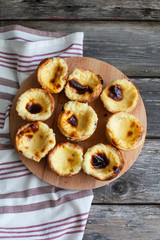 Pasteis on a round board and a napkin
