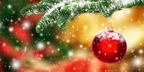 Aufgehängte Weihnachtskugel im Schnee