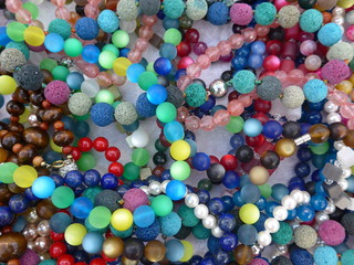 Fototapeta na wymiar Many, colorful necklaces and Bracelets - Bild -