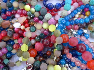 Fototapeta na wymiar Many, colorful necklaces and Bracelets - Bild -