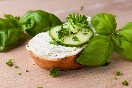 Baguette mit Frischk&auml;se und Gurken