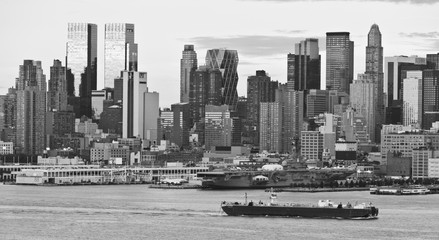 Fototapeta premium new york city skyline over hudson river
