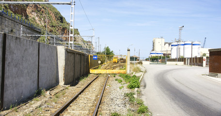 Vías del tren y carretera en la Zona Franca, Barcelona