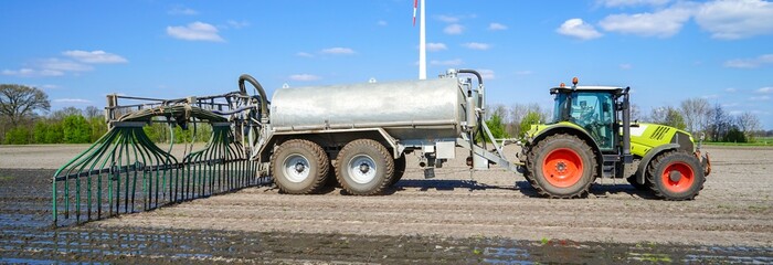 Ackerbau - Landwirt bei der Gülleausbringung © Countrypixel