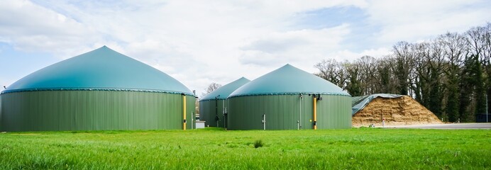 Biogasanlage mit einem Maissilagehaufen