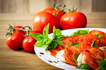 Tomaten-Mozzarella-Salat angerichtet auf einem Teller