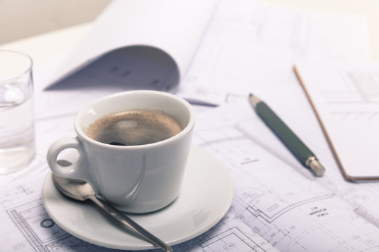 Kaffeepause auf dem Architekten Schreibtisch w&auml;hrend einer Besp