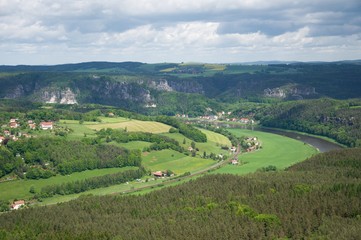 Obraz premium Kanion rzeki Łaby i Kurort Rathen z Falkenstein, Szwajcaria Saksońska, Niemcy