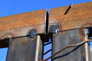 Connection by welding of metal square pipes