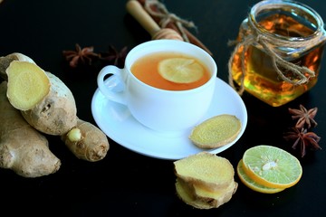 Obraz na płótnie Canvas hot tea with ginger