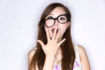 驚く女性
