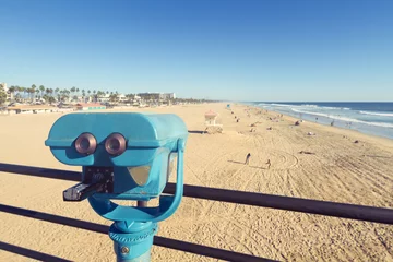 Cercles muraux Jetée Binoculars at Huntington Beach pier, California with vintage effect